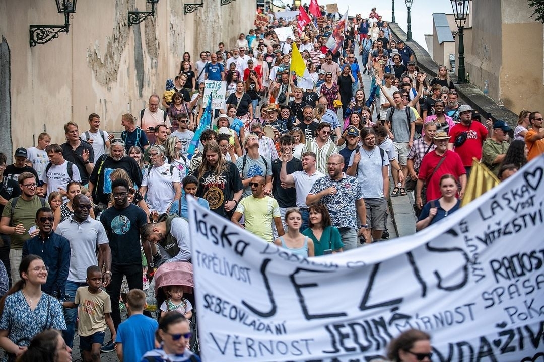 2.000 cristãos proclamam Jesus nas ruas de Praga e realizam batismo em praça