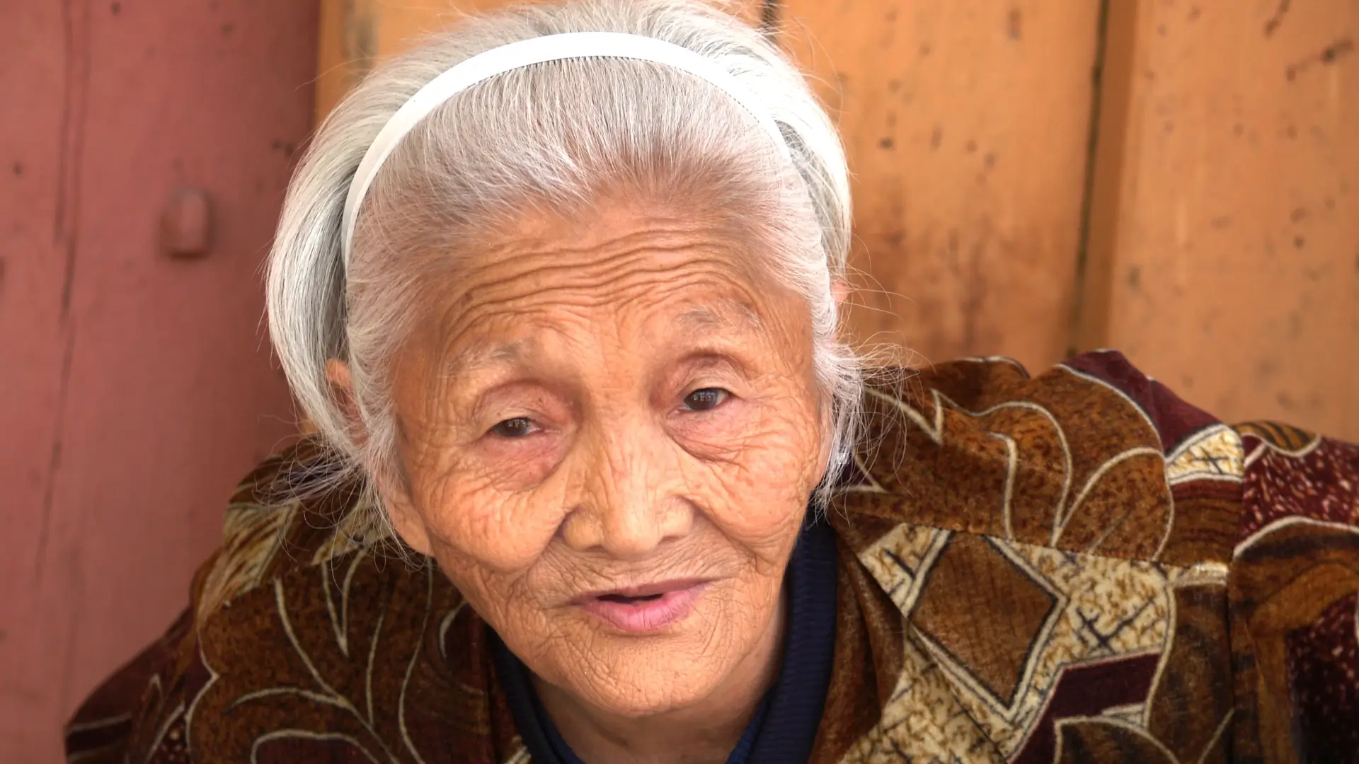 Idosa se torna evangelista na Coreia do Norte após ser evangelizada por telefone