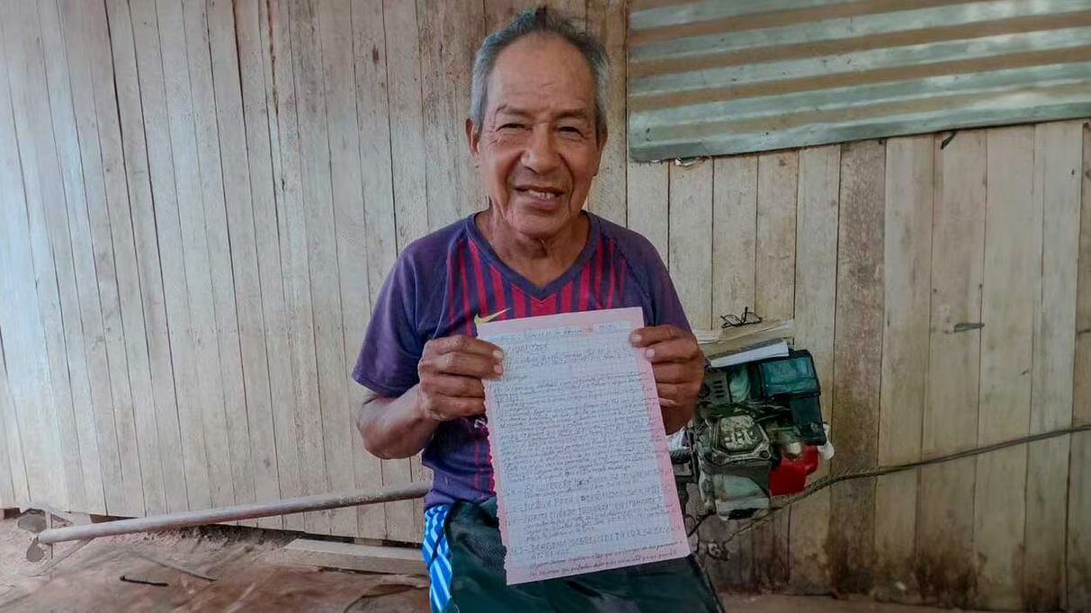 Homem copiava livros cristãos à mão para ensinar comunidade da selva peruana