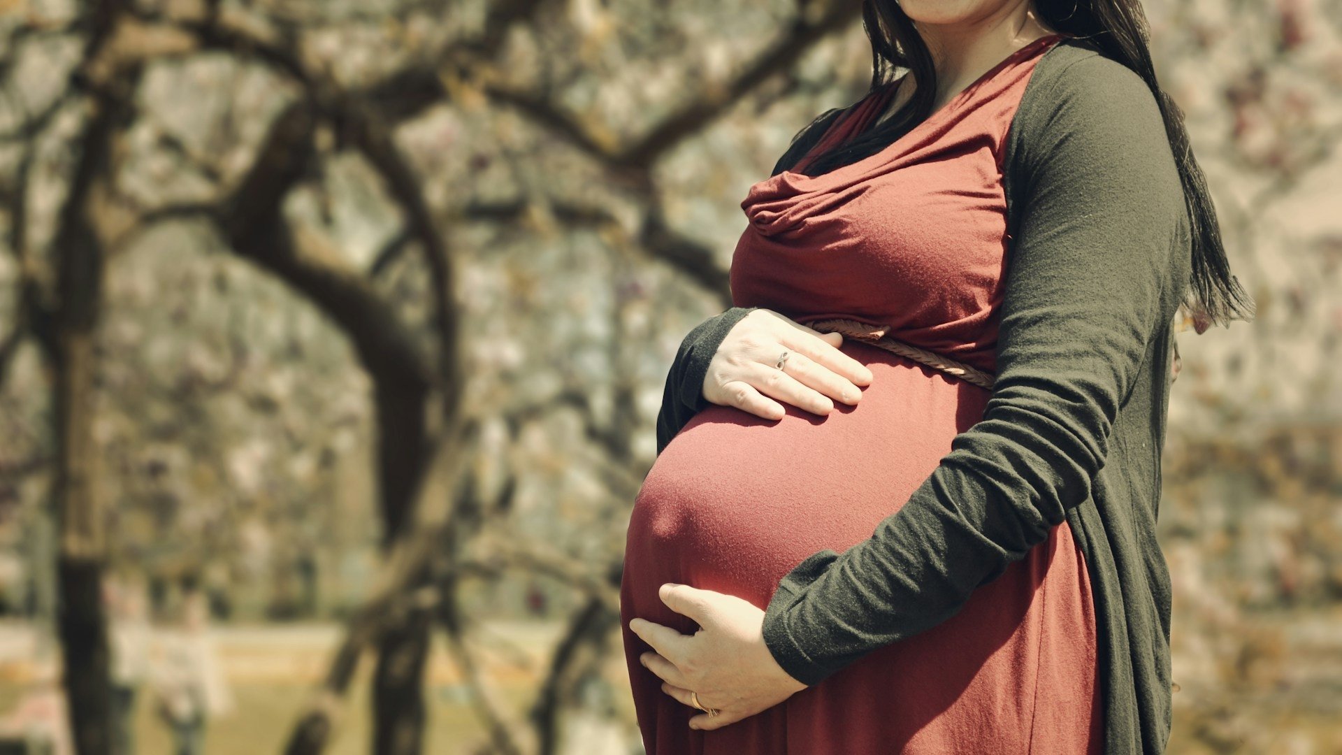 Projeto de lei propõe bolsa à famílias que adotarem bebês de mães que desistirem de aborto