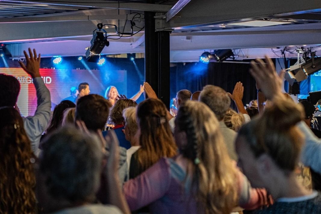 Igreja vive mover com cultos de 12 horas na Holanda: "Ouvi anjos cantando conosco"