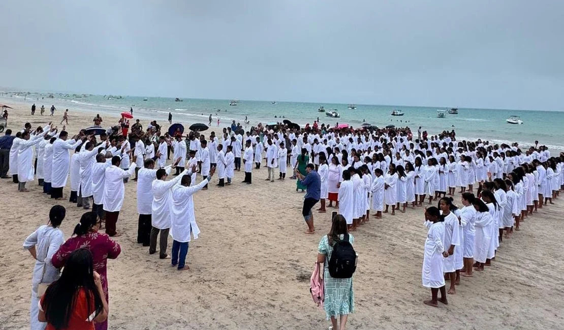 Igreja batiza mais de 400 pessoas em praia de Alagoas