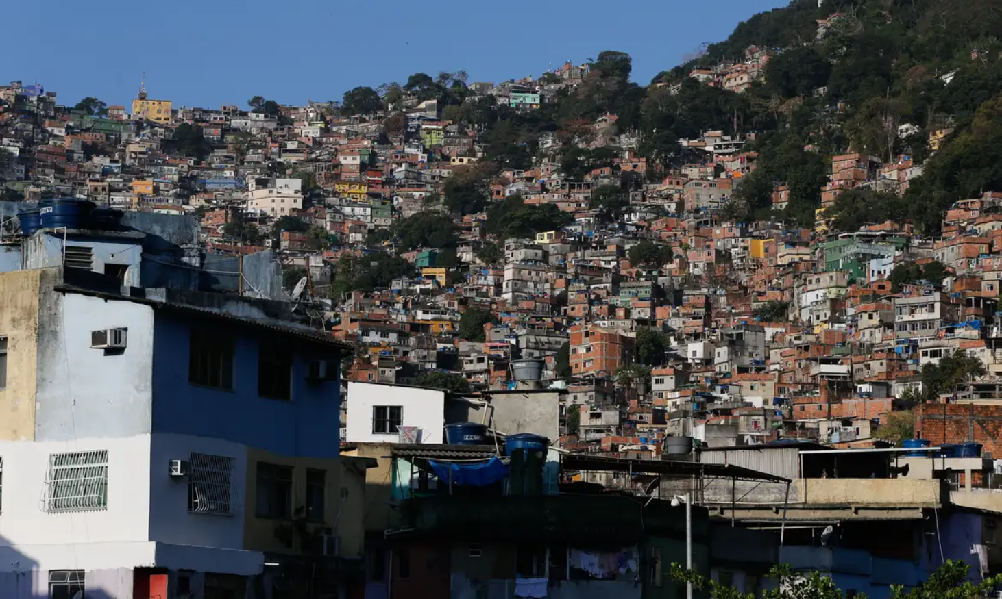 Igrejas são mais numerosas do que escolas e hospitais em favelas, aponta IBGE