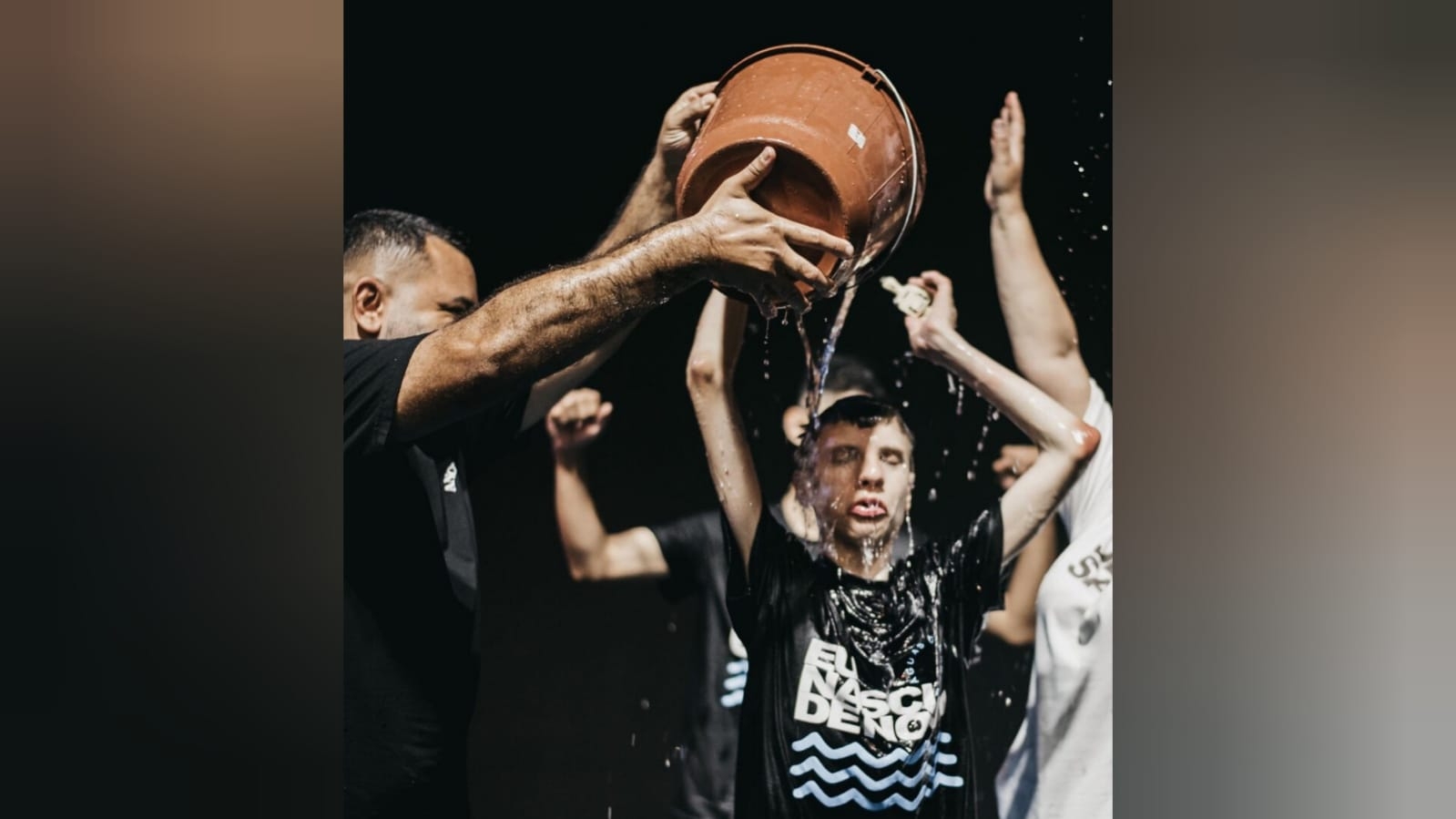 “Estamos impactados”: Jovem autista emociona igreja durante batismo