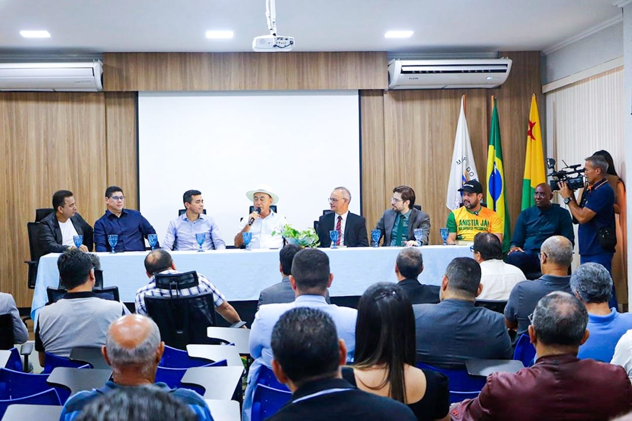 Prefeito de Rio Branco sanciona lei que permite Bíblias em bibliotecas de escolas