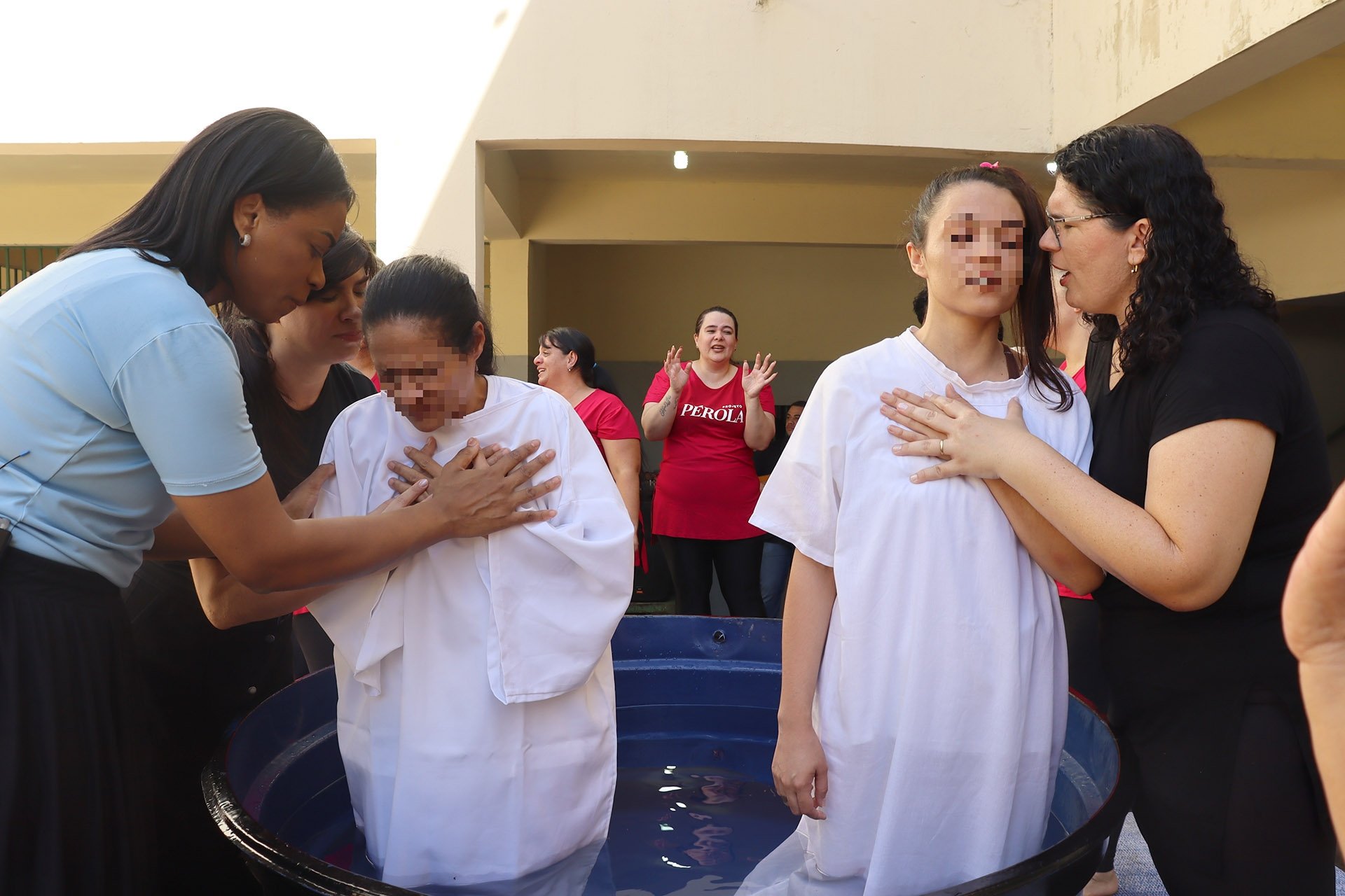 Igreja batiza 105 detentas em prisão em SP: “Deus escolhe os improváveis”