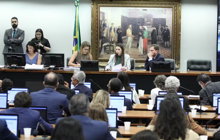 Comissão aprova PEC que preserva direito à vida para fetos e impede aborto legal no Brasil