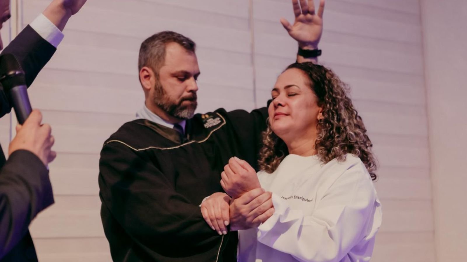 Cabeleireira aceita Jesus após ser evangelizada durante manutenção de secador de cabelo