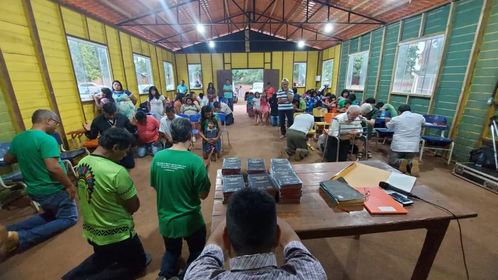 Indígenas comemoram chegada de Bíblia em sua língua no Tocantins