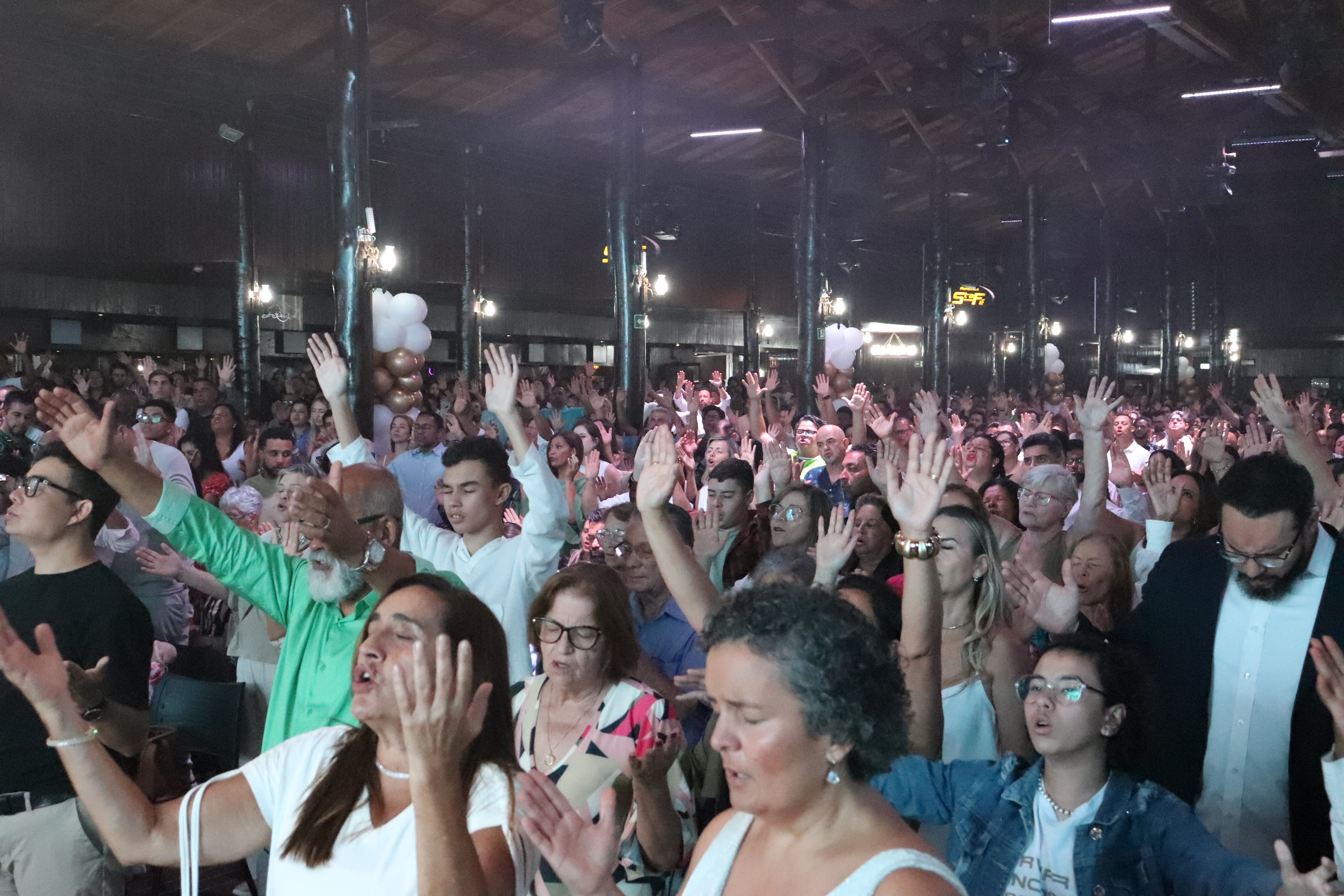 Igreja celebra virada do ano com mesa para 2.000 pessoas: ‘Muitas passariam sozinhas’