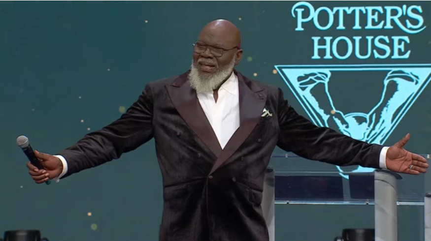 ‘Deus me trouxe de volta’, diz TD Jakes ao pregar pela 1ª vez após mal súbito