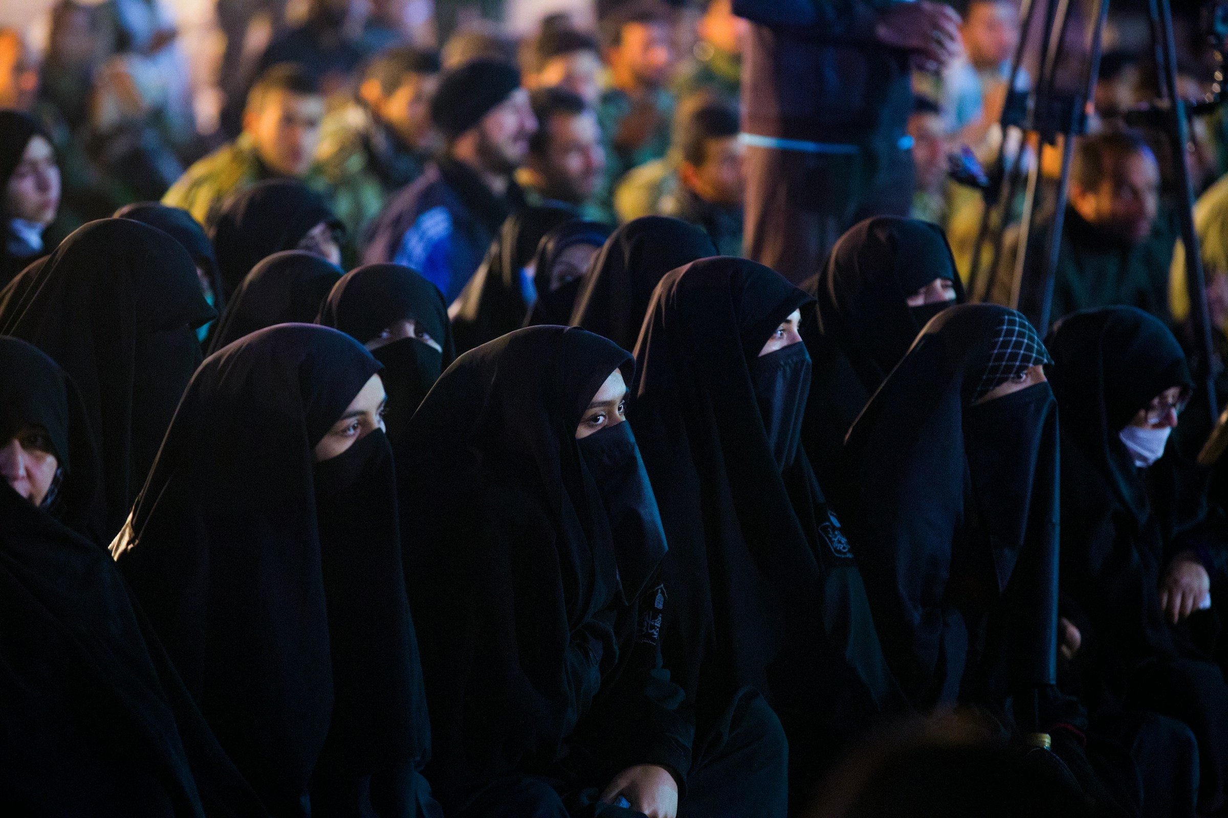 Talibã proíbe janelas com vista para áreas usadas por mulheres no Afeganistão