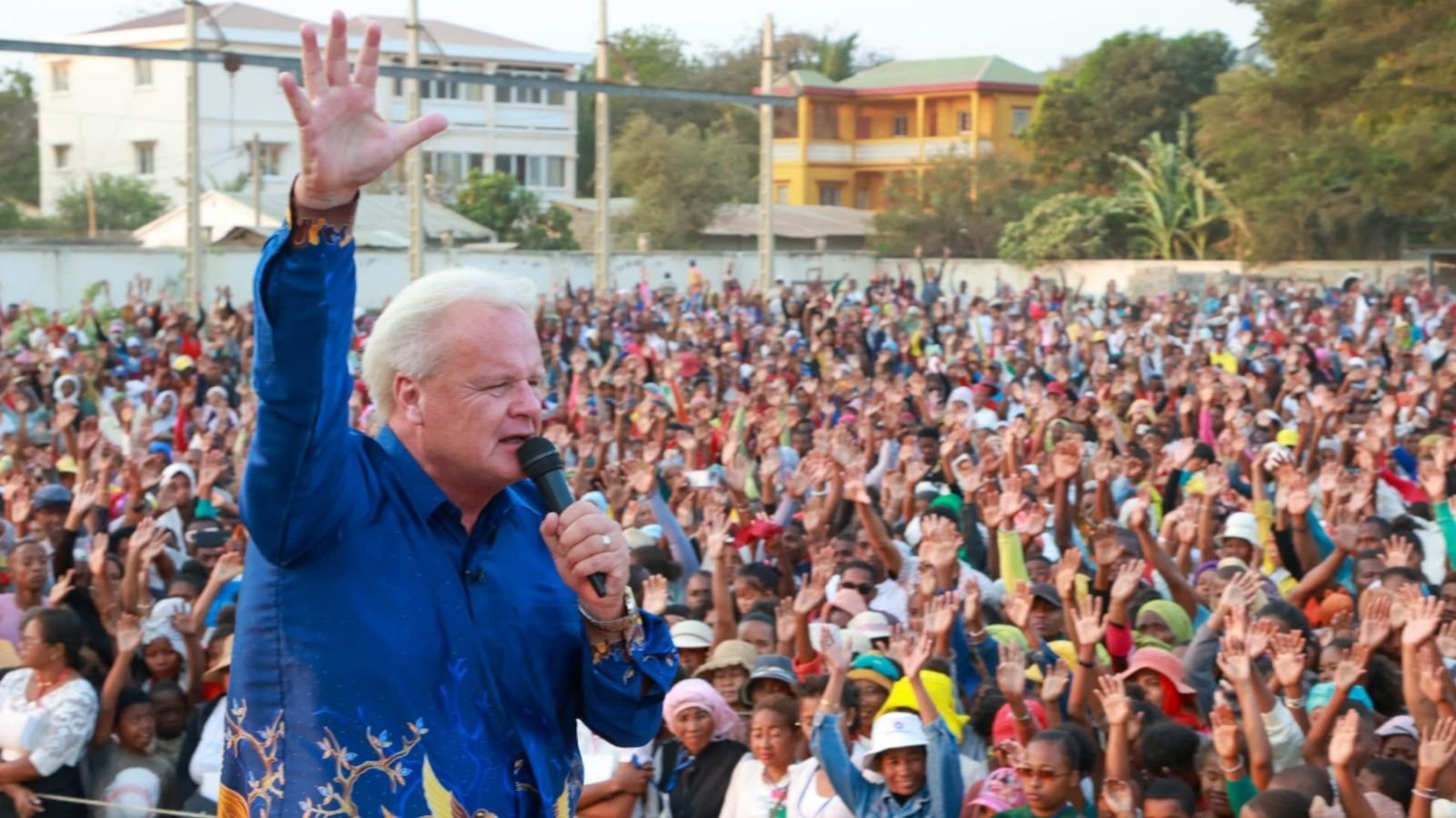 Muçulmanos protestam contra evangelistas por realizarem evento cristão na Indonésia