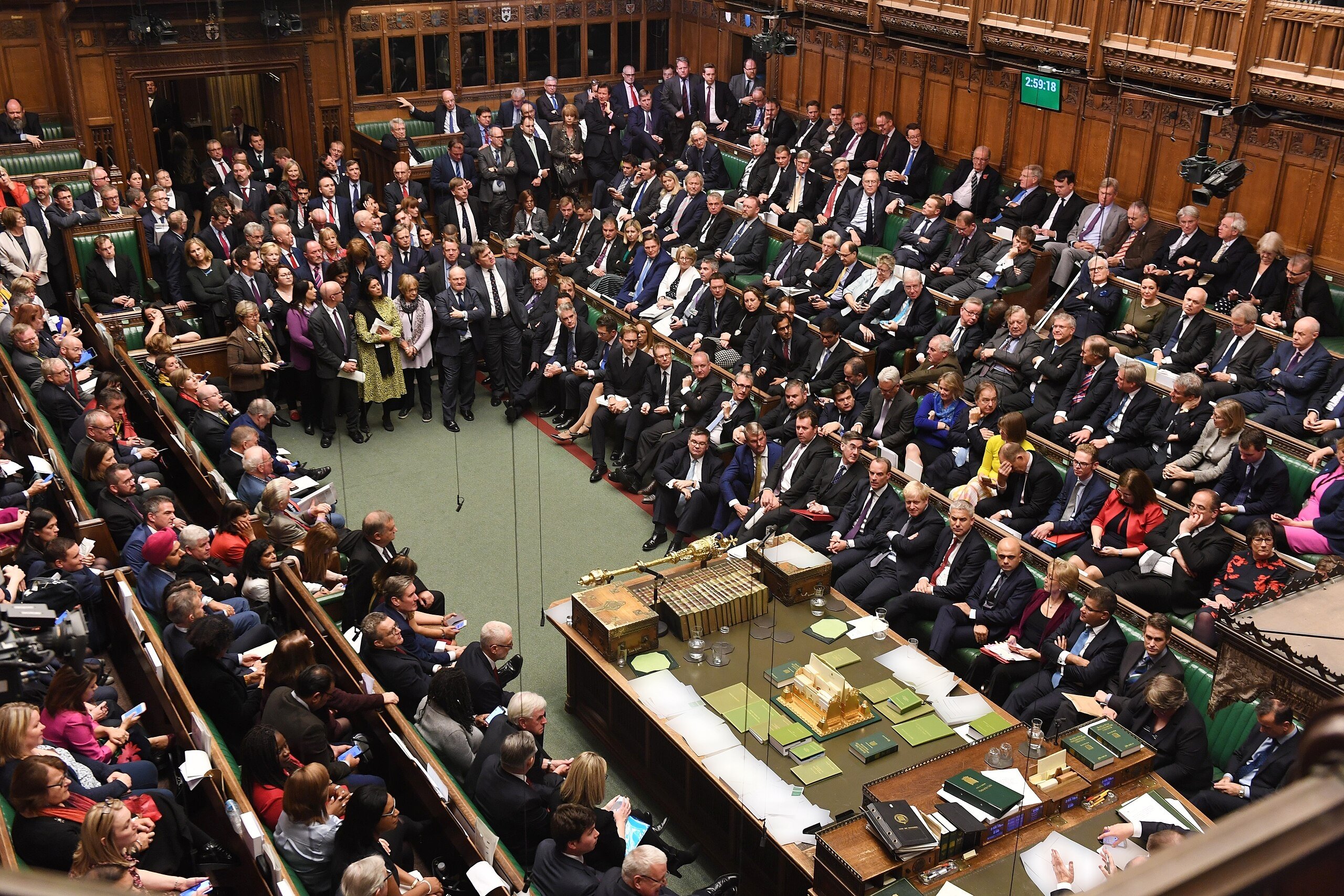 Deputados esquerdistas pedem fim de oração no Parlamento britânico por ser “ultrapassada”