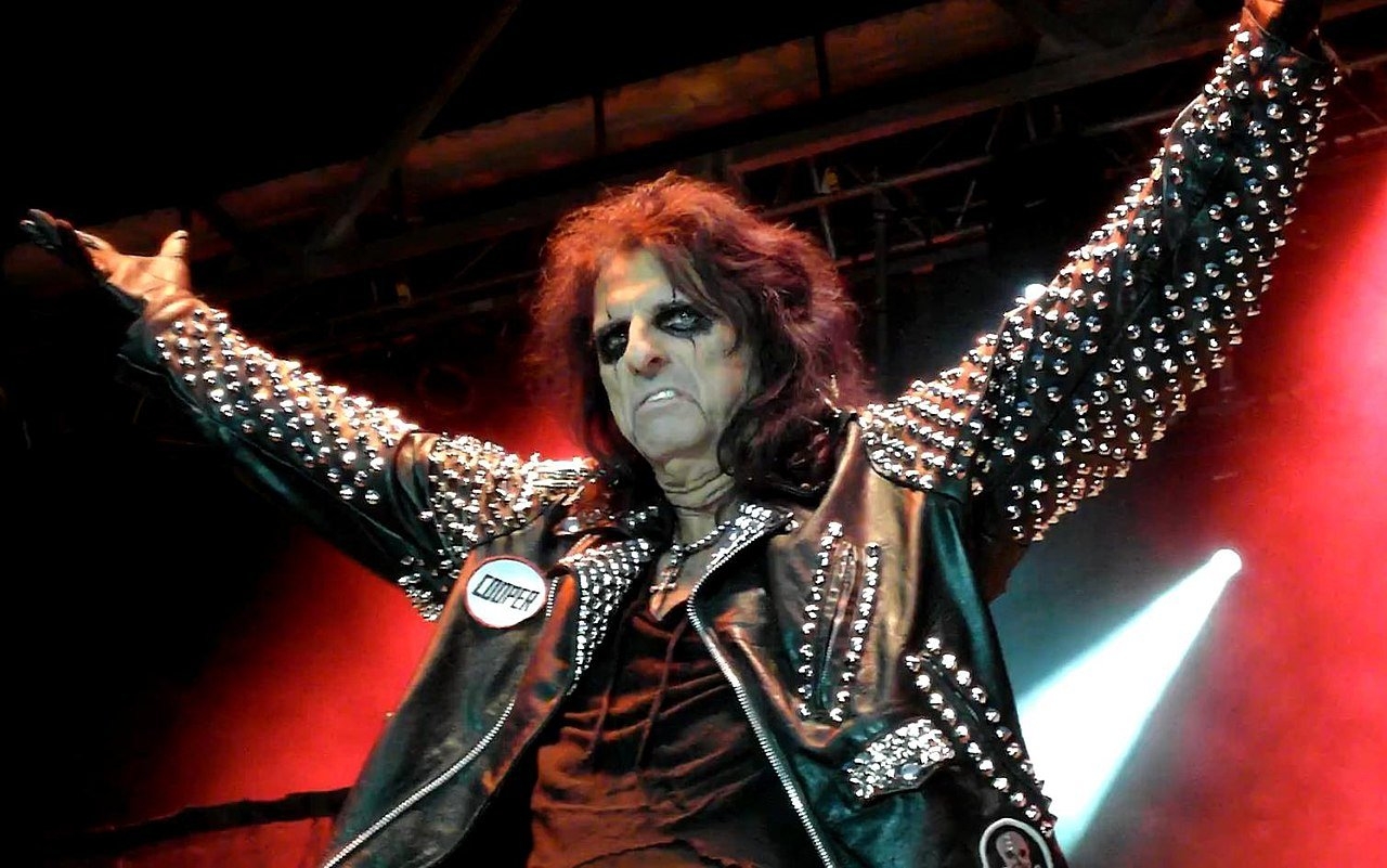 Alice Cooper relembra como foi liberto do vício: “Deus tirou isso de mim”