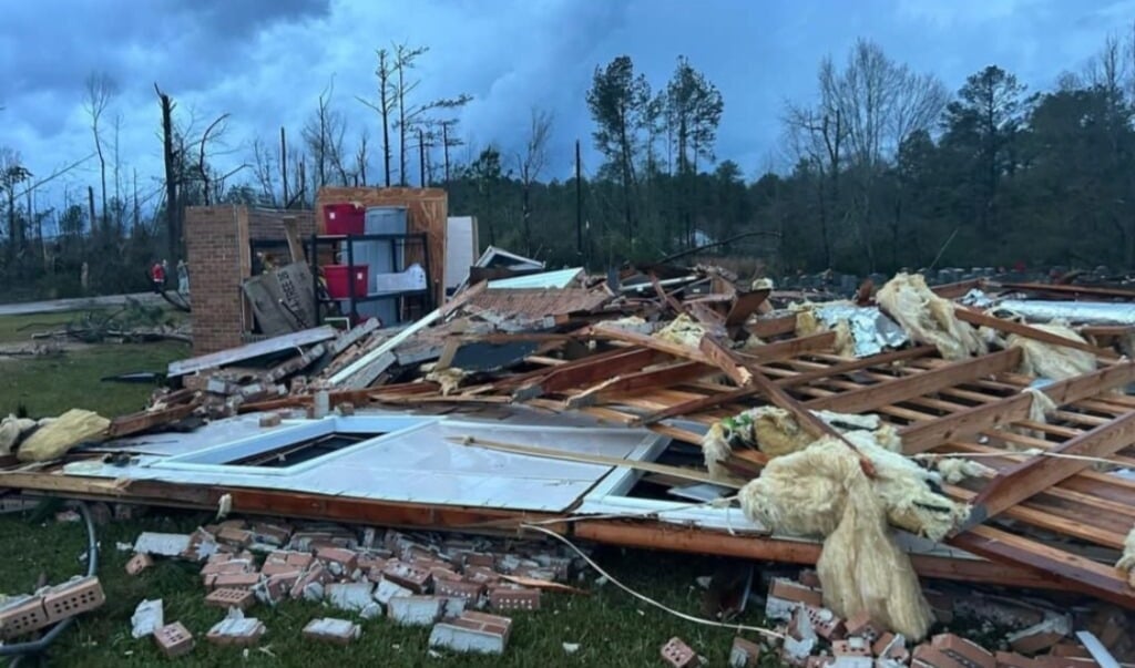 Casal sobrevive a tornado após se abrigar em banheiro de igreja: “Deus cuidou de nós”