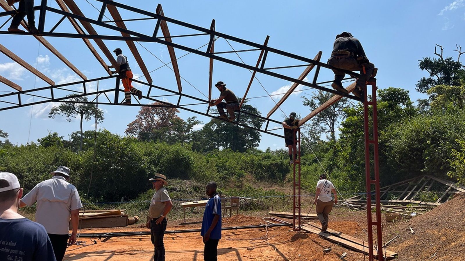 Aldeia remota na África tem sua primeira igreja após clamor de cristã: ‘Deus respondeu’