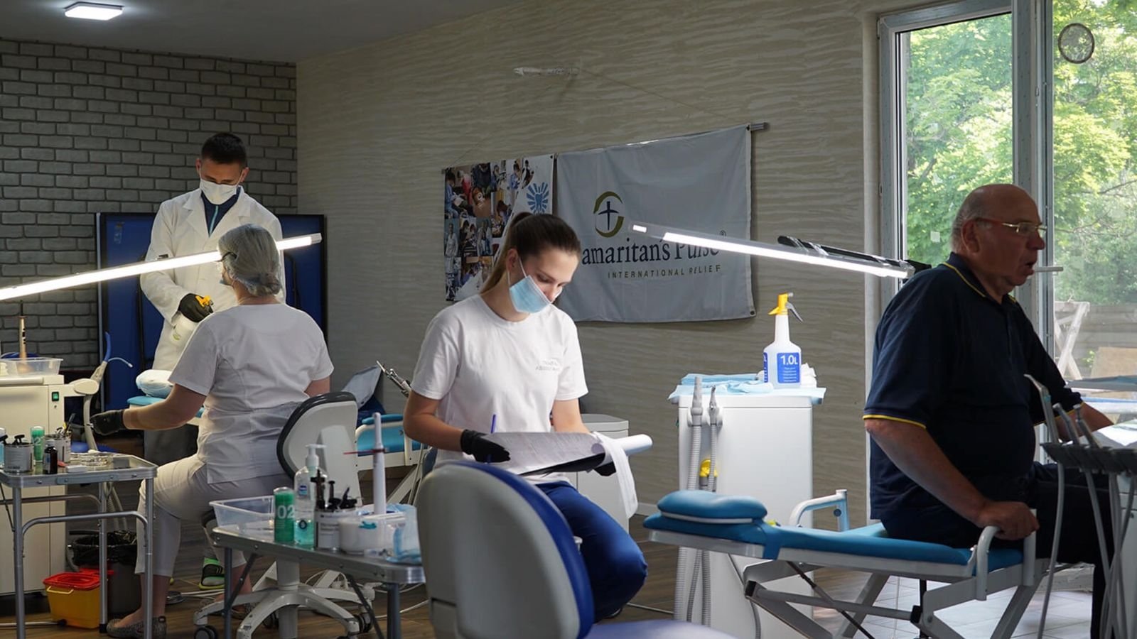 Dentistas evangelizam pacientes enquanto atendem na Ucrânia: ‘Deus é a esperança’