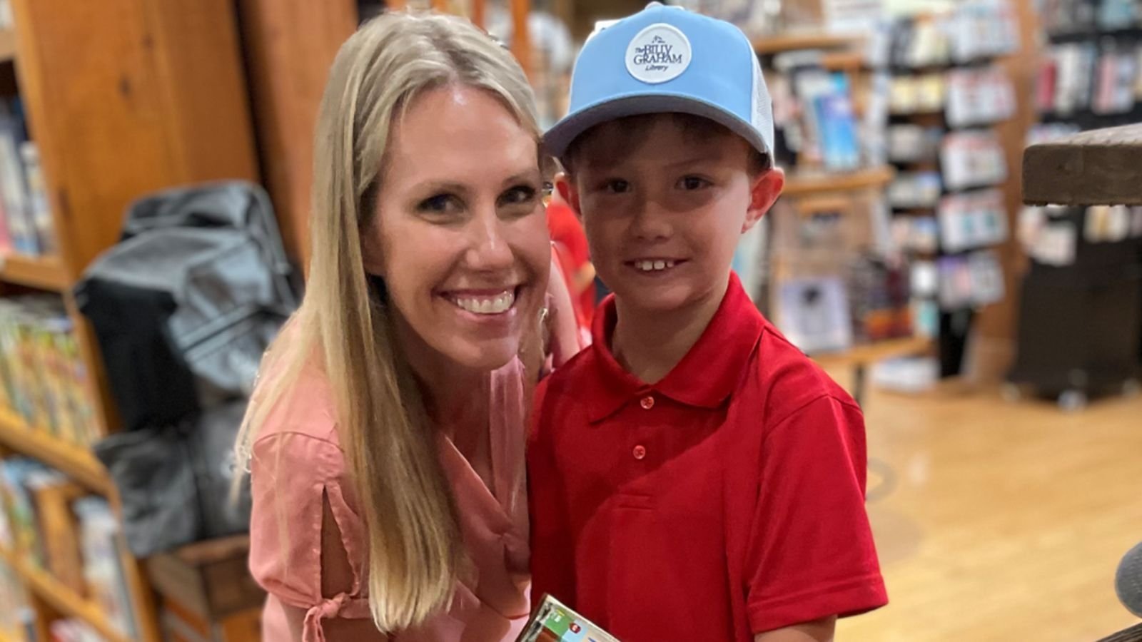 Menino de 9 anos aceita Jesus durante excursão à Biblioteca Billy Graham
