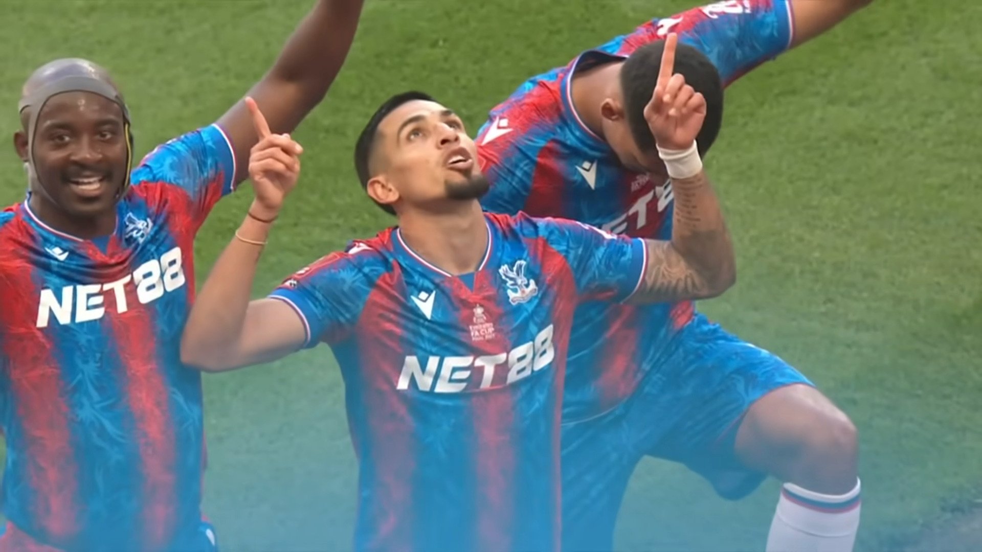 Após vitória histórica, atletas do Crystal Palace se ajoelham e oram: ‘Toda glória a Jesus’