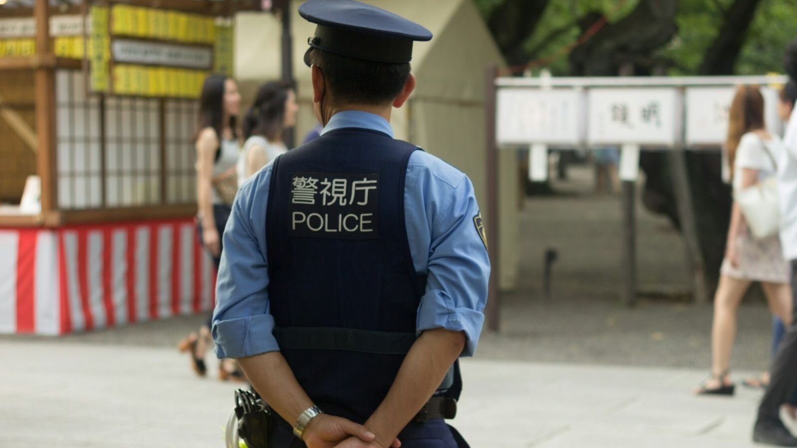 Policiais invadem culto e acabam sendo evangelizados por cristãos na China
