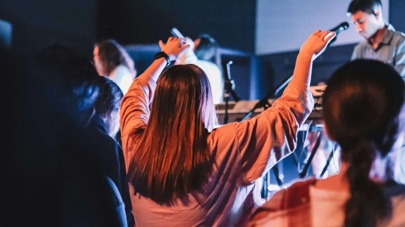 Jovens britânicos estão cada vez mais abertos a Jesus, diz pesquisa