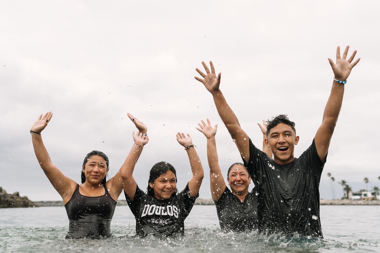 Igreja batiza 2.100 pessoas em praia na Califórnia: “Sinal de avivamento”