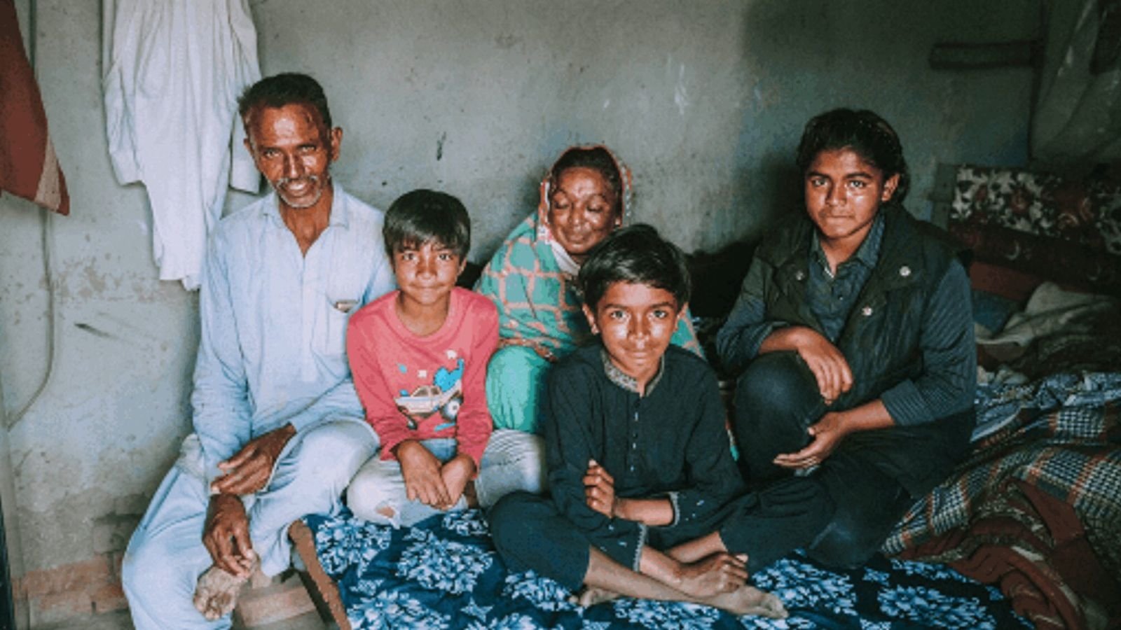 Crianças arrecadam fundos em igreja e libertam 6 famílias da escravidão no Paquistão