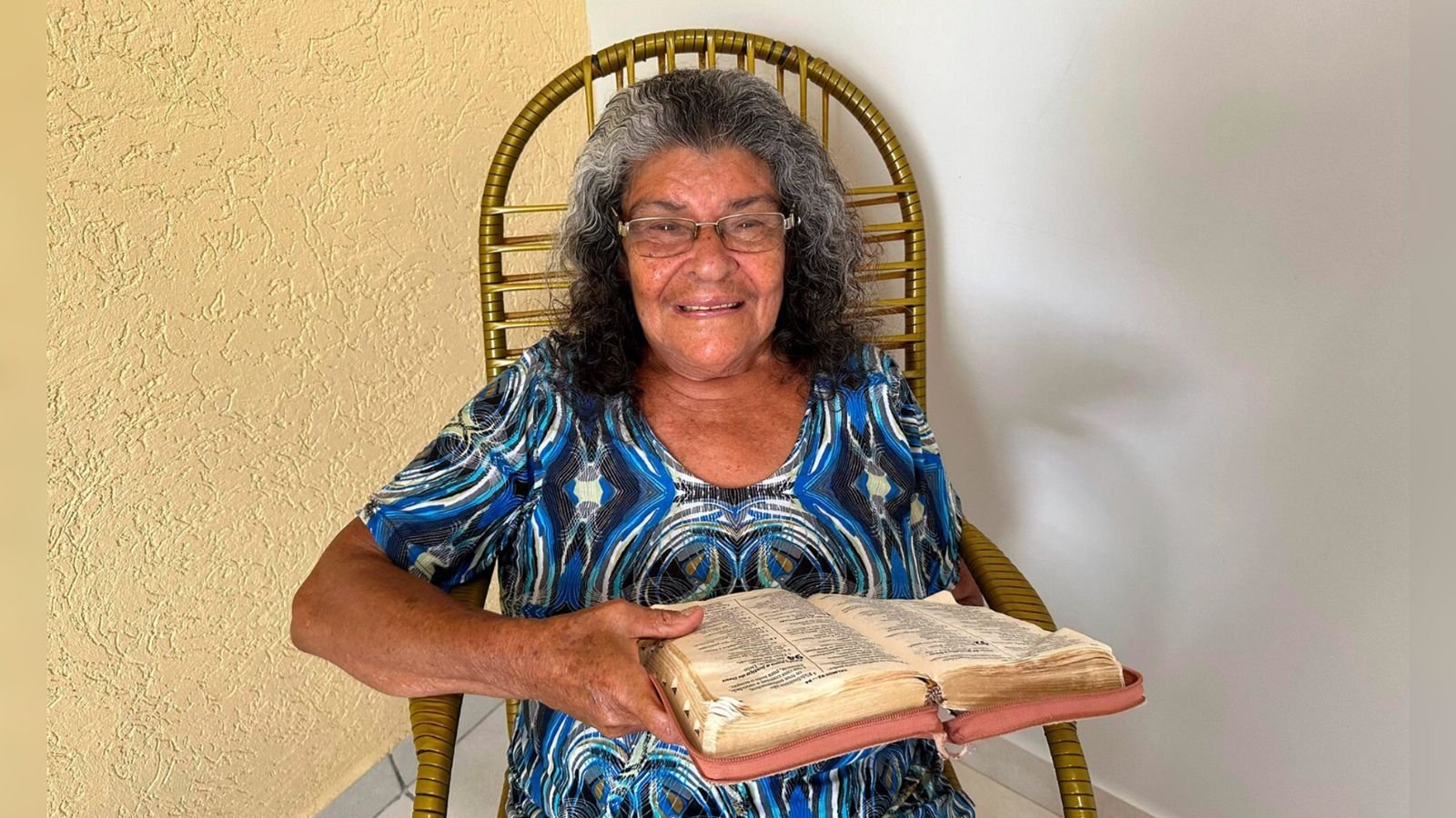 Idosa aprende a ler a Bíblia sozinha e se torna evangelista: “A sabedoria vem de Deus"  
