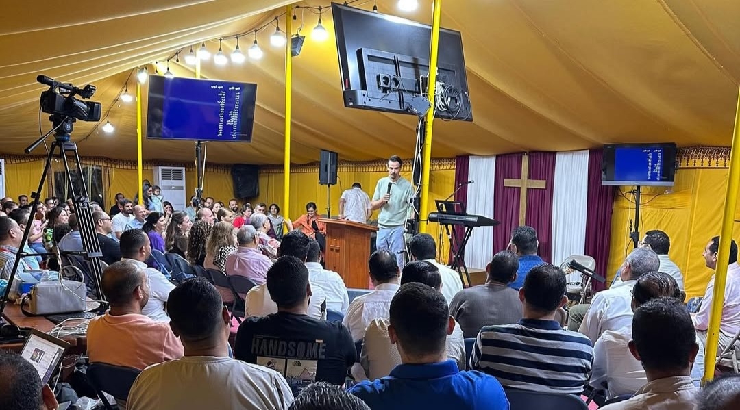 Trans se converte e tem visão durante batismo no Oriente Médio: ‘Vi Jesus glorioso’