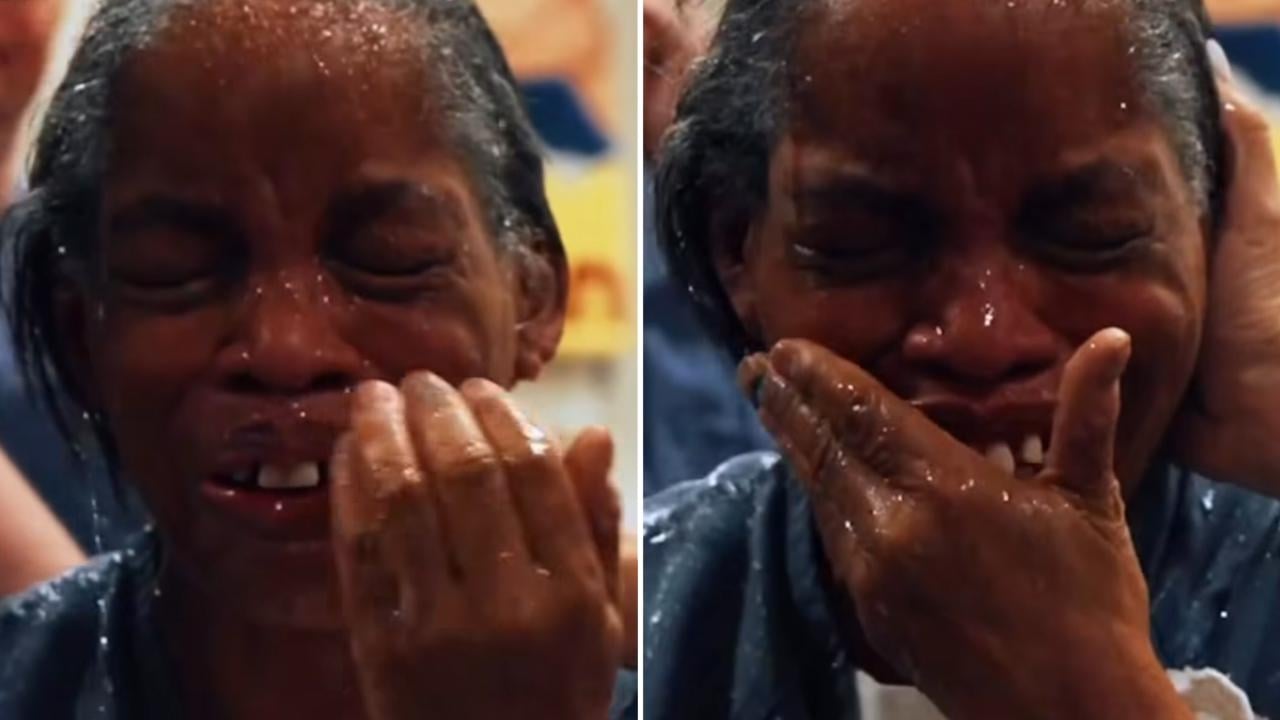 Idosa em cadeira de rodas ora para ser batizada e vê sonho realizado em prisão nos EUA