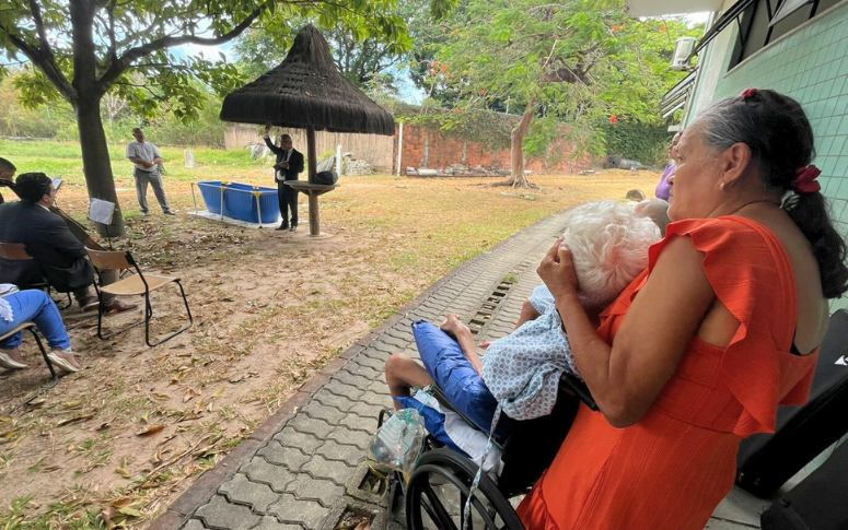 Idoso de 84 anos é batizado em clínica no Ceará: "Queria paz, estou muito feliz"
