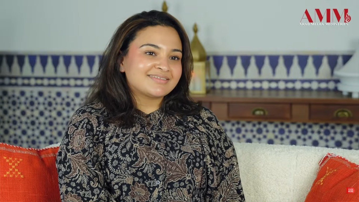 Professora islâmica se converte ao sonhar com Jesus: “Quando você bate, Ele abre a porta”