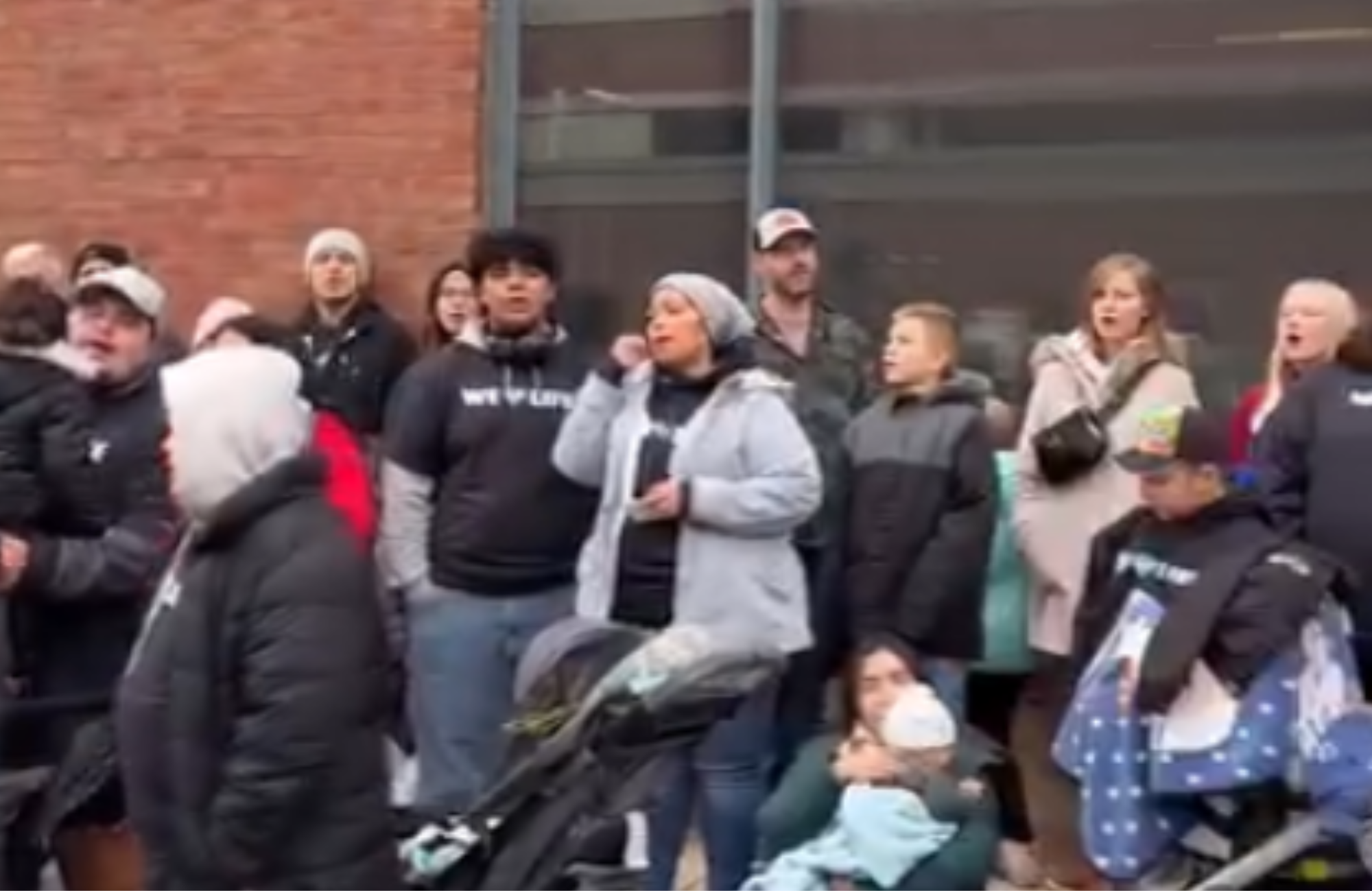 Mais de 100 cristãos adoram em clínica de aborto em Chicago: ‘Celebramos a vida’