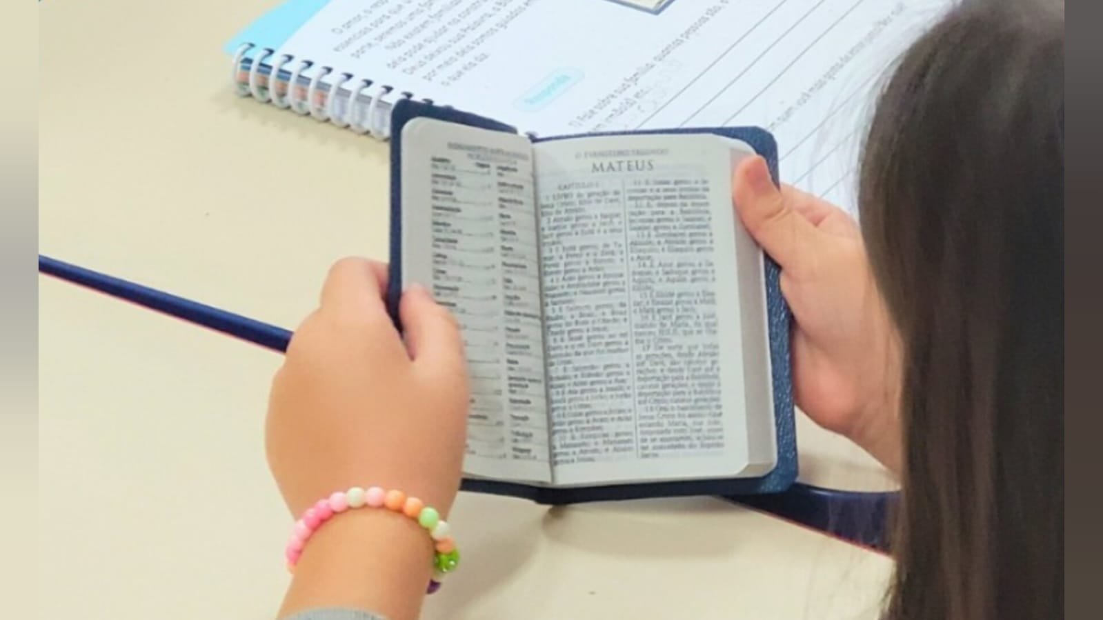 Prefeitura de Curitiba permite distribuição de Novos Testamentos em escolas municipais