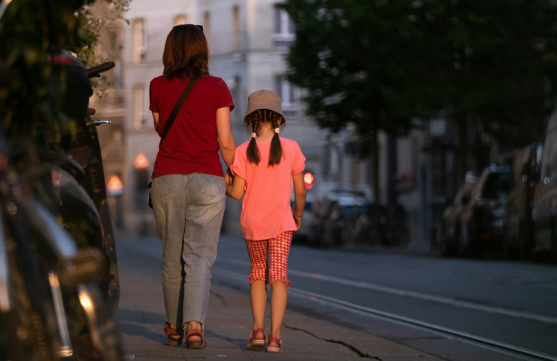 Justiça impede mãe de levar filha à igreja após exigência do pai nos EUA