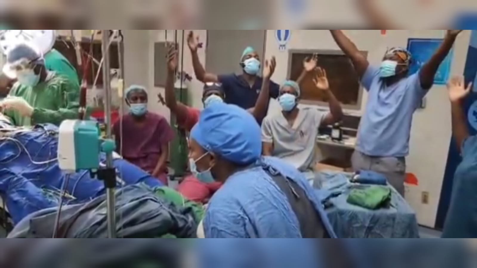 Equipe médica louva a Deus durante cirurgia cerebral: “Ele trouxe cura”