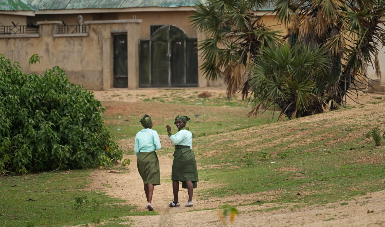 Nigéria liberta 100 crianças sequestradas em escola cristã após semanas em cativeiro”