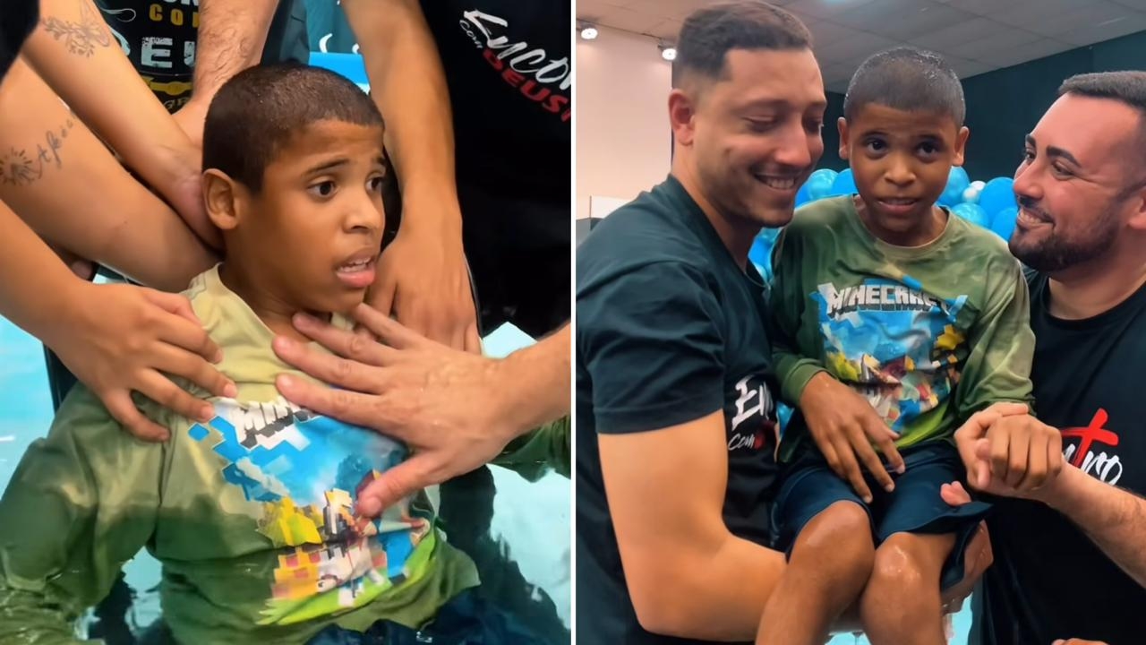 Menino vence medo de afogamento e é batizado de forma inclusiva: “Deus não vê limitações”