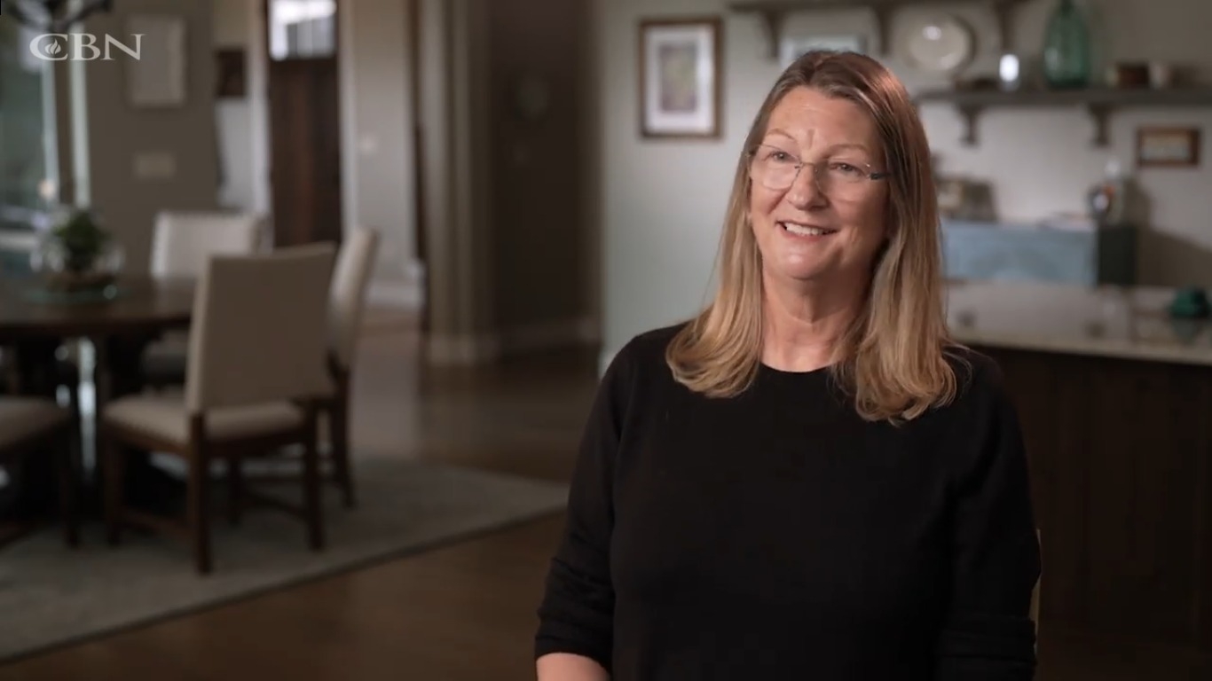 Câncer desaparece após mulher receber oração em igreja: "O médico não conseguiu explicar"