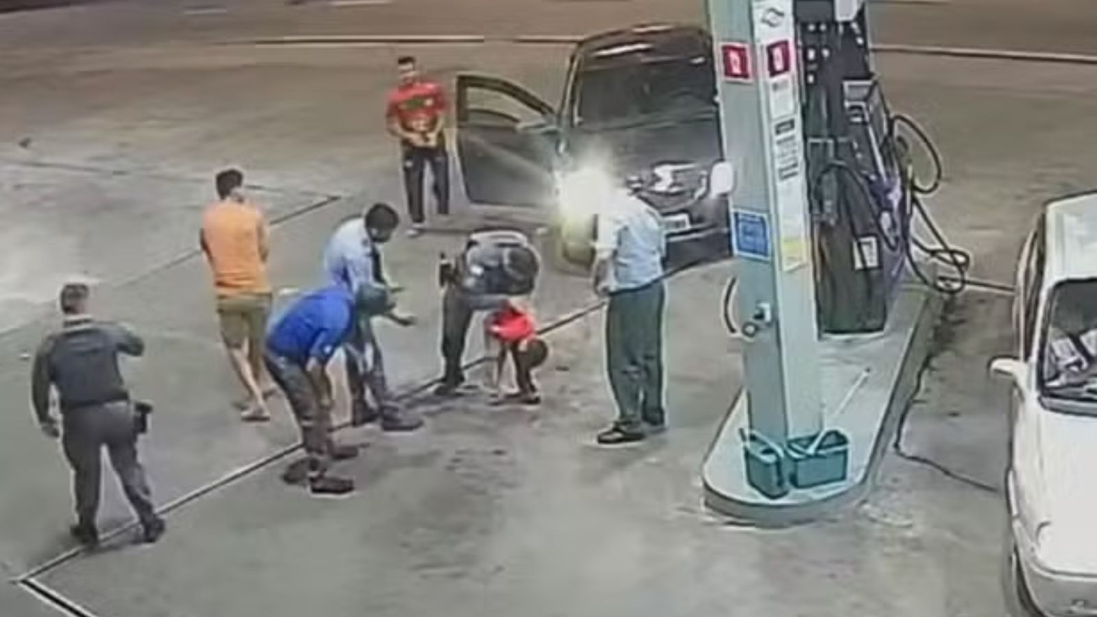 Pai viraliza ao orar enquanto policiais salvam filho de 2 anos engasgado em Sorocaba