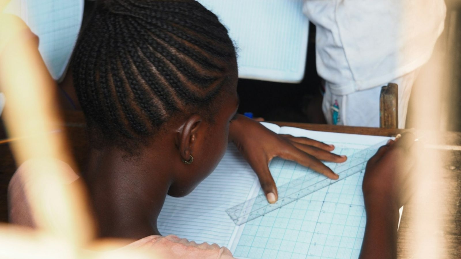 Menina surda é curada após oração de missionária na África: ‘Jesus a tocou’