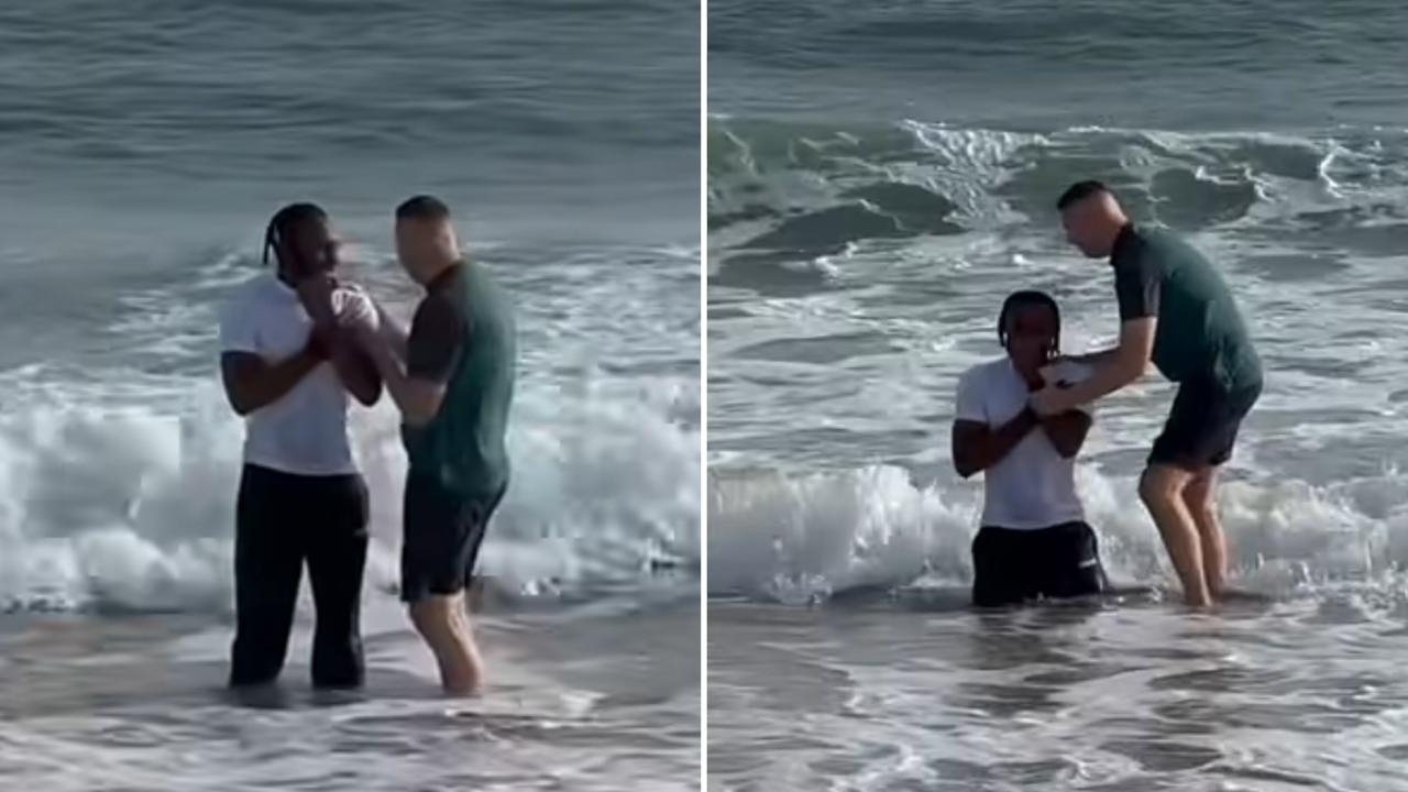 Jogador de futebol é batizado em praia na Inglaterra: ‘Sou grato a Deus’