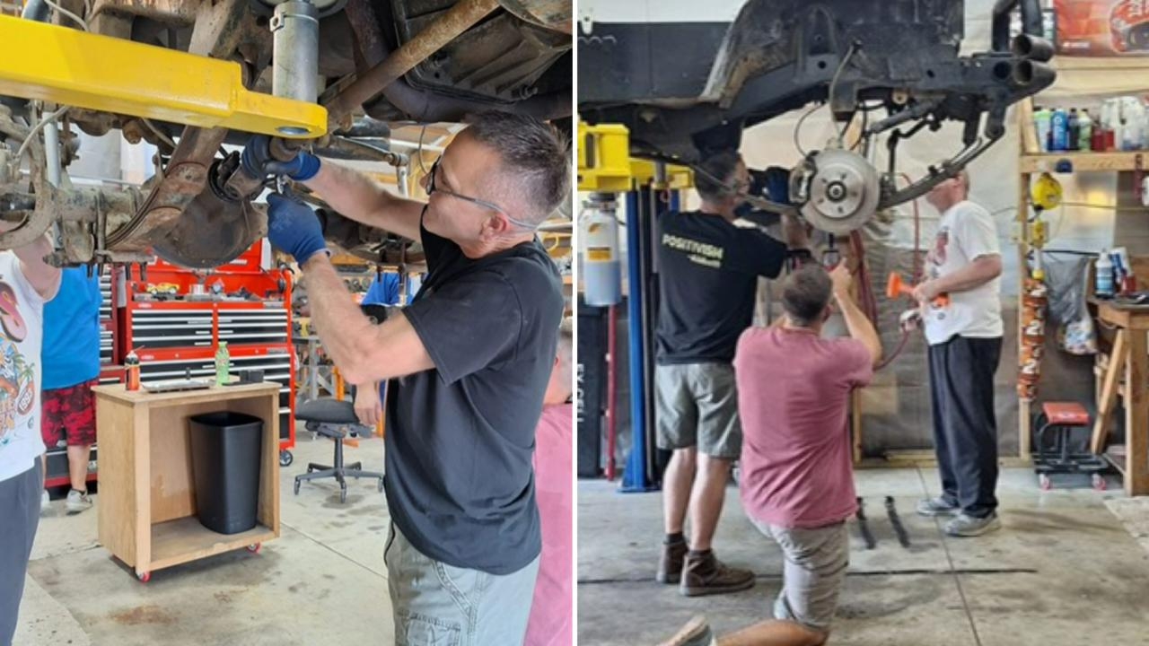 Cristãos abrem oficina para consertar carros gratuitamente e evangelizar comunidade”