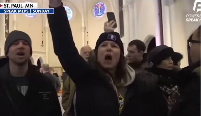 Ativistas invadem culto nos EUA para protestar contra a agência de imigração ICE