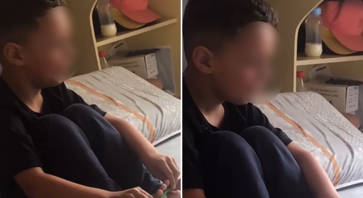 Mãe se emociona ao ver filho orando sozinho no quarto: ‘Eles imitam o que veem’