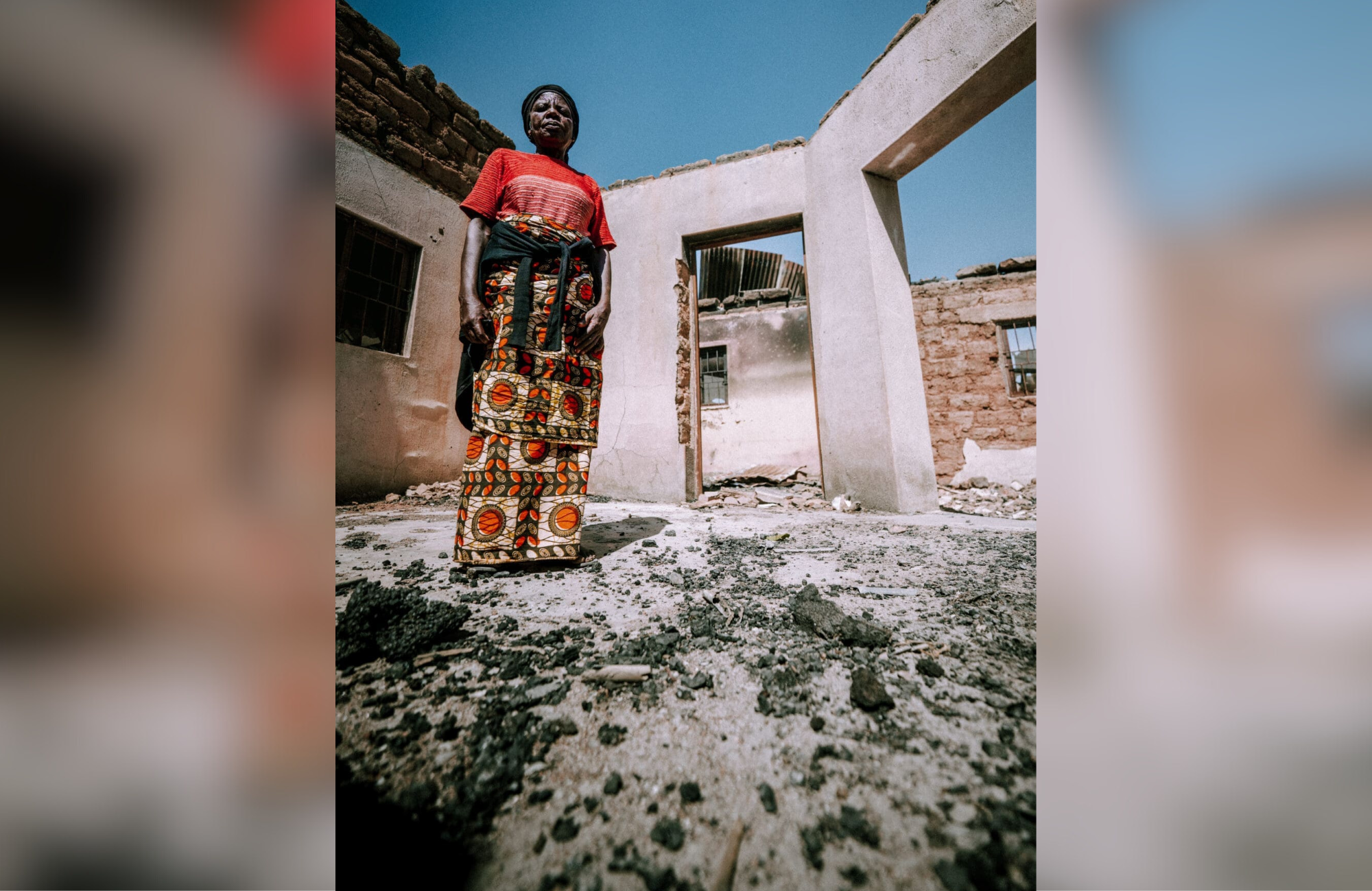 Viúva de pastor mostra casa com todos os cômodos destruídos, após ataque na Nigéria