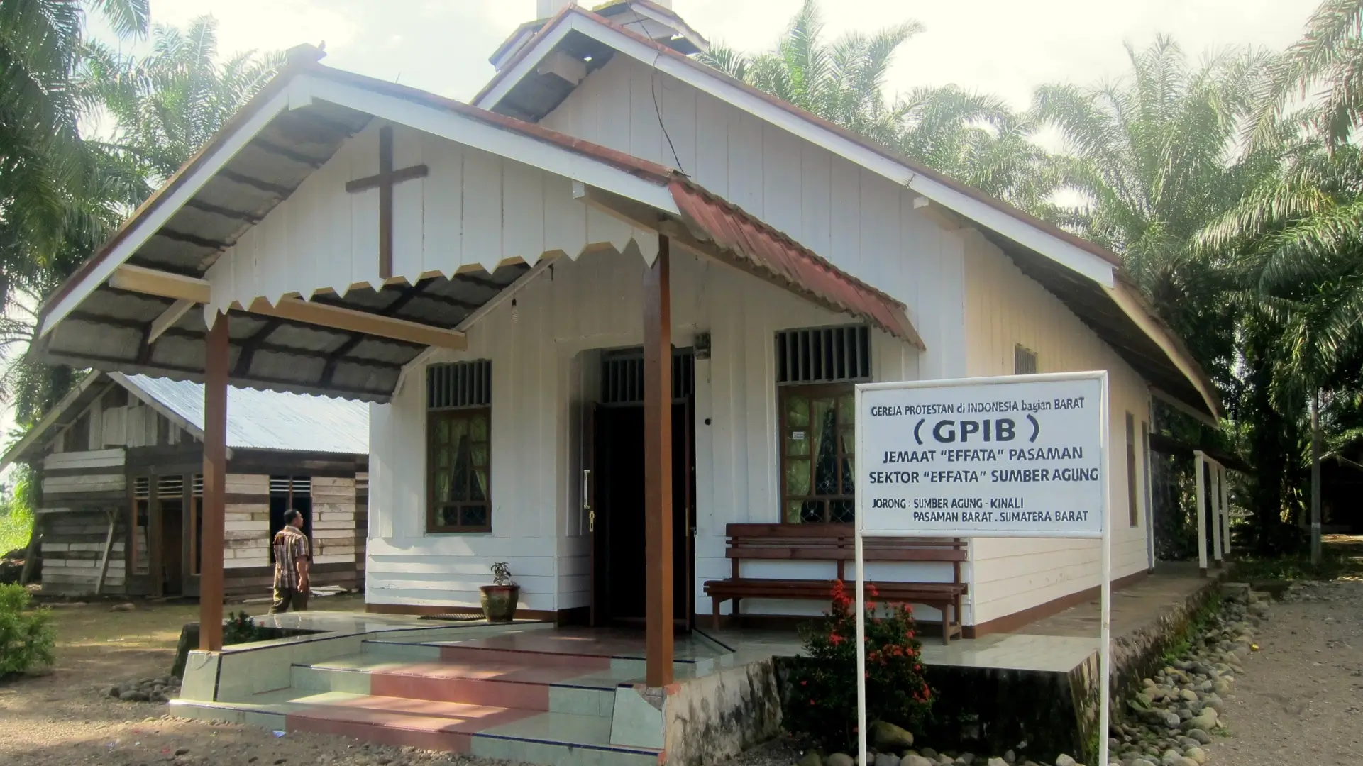 Reforma de igreja é interrompida por muçulmanos com apoio policial, na Indonésia