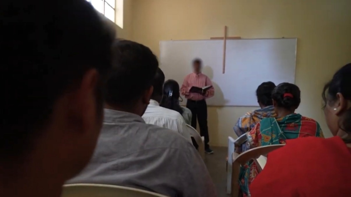 Hindus invadem culto e espancam cristãos com porretes na Índia