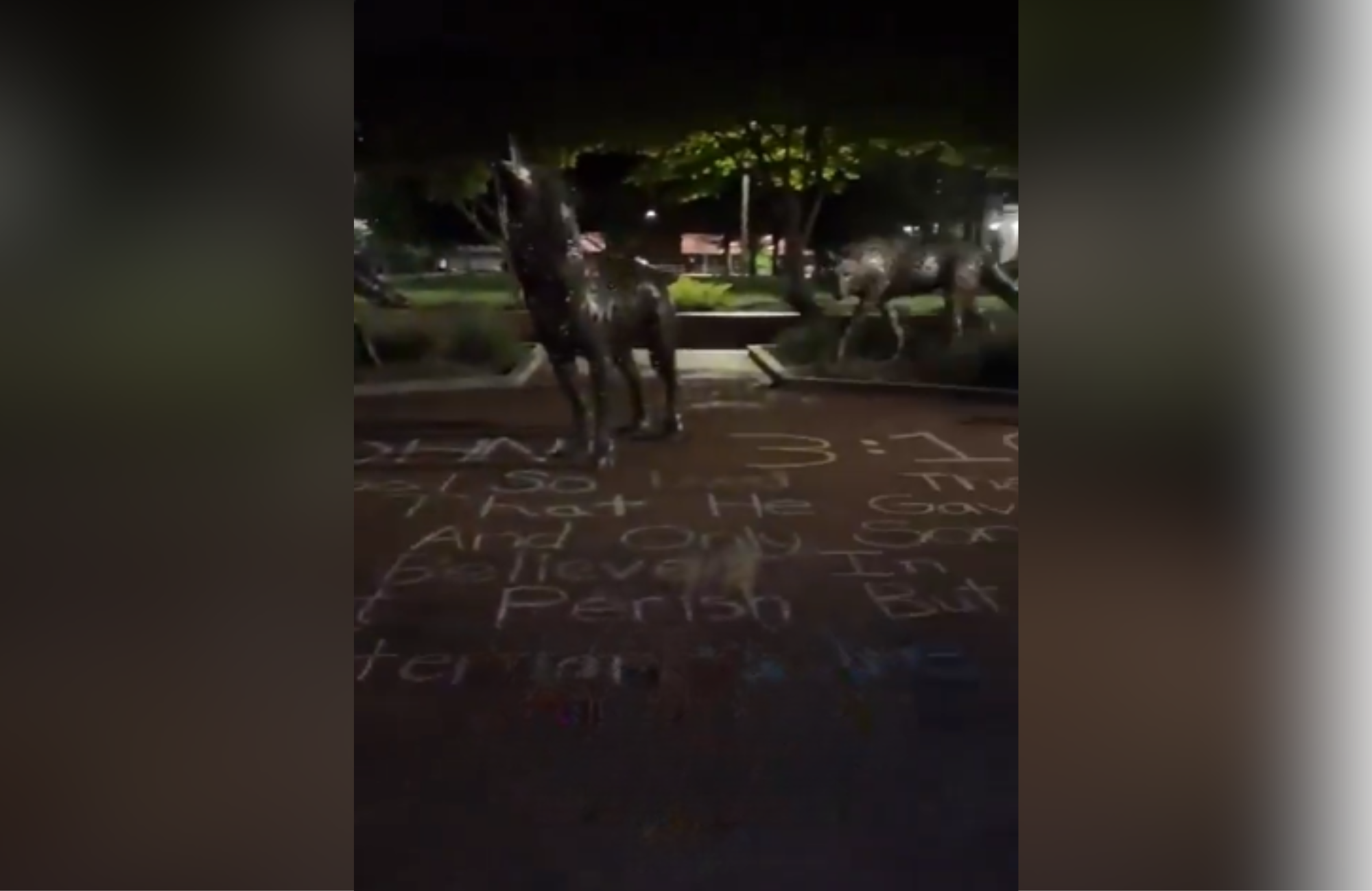 Alunos escrevem versículos de João em calçada de universidade para alcançar 35 mil colegas